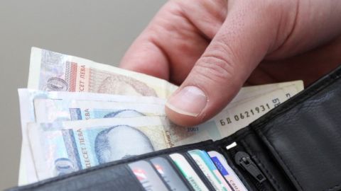 Минимална работна заплата става 650 лева