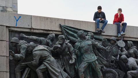 Болгарские читатели: нет памятника — нет проблем. Так что, забирайте свой памятник себе, братушки!