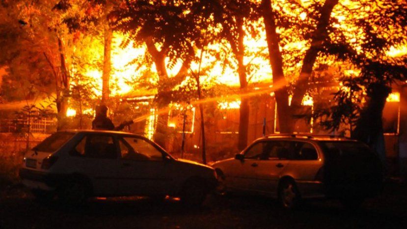 Огромен пожар в Бургас, чували се викове от пламъците
