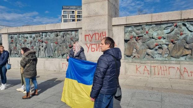 Бургаският Альоша осъмна с окървавени ръце и надписи срещу Путин