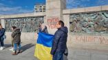 Бургаският Альоша осъмна с окървавени ръце и надписи срещу Путин