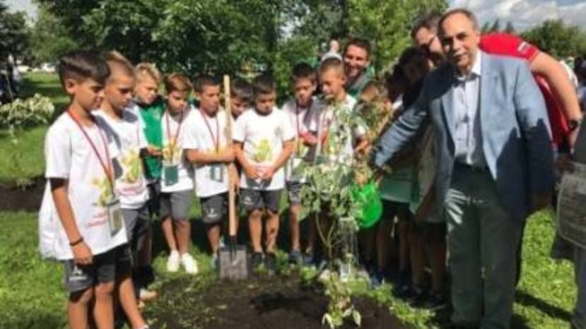 Българският посланик в Москва г-н Бойко Коцев заедно с детският отбор от Добрич, засадиха дръвчета в спортния комплекс &quot;Локомотив&quot;