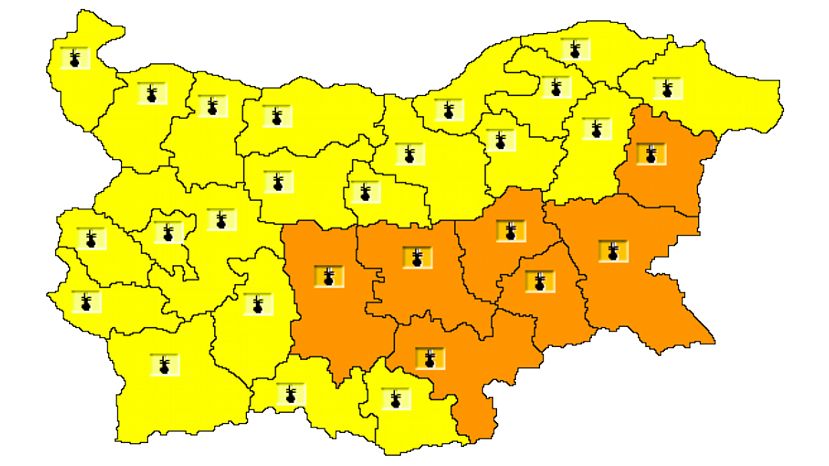 В седем области в страната е в сила оранжев, а за останалите - жълт код за високи температури