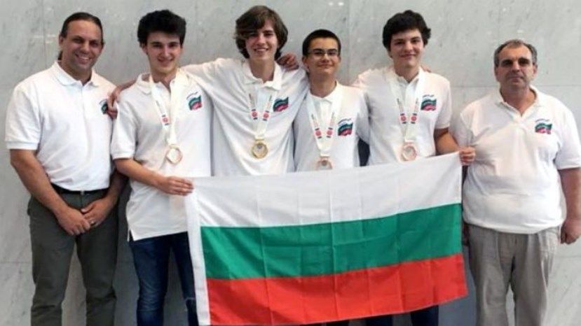 Болгарские школьники с медалями на Международной олимпиаде по информатике в Японии