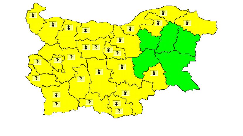 В 13 области на страната е в сила жълт код за високи температури, а в 10 - за гръмотевична активност