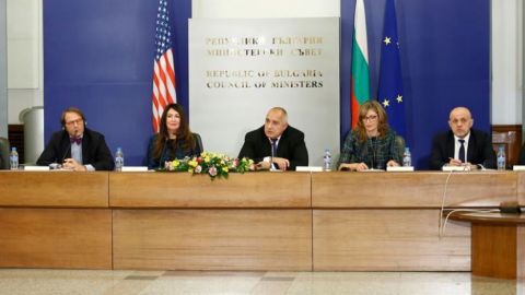 Болгария будет добиваться низких цен на американский газ и отмены виз в США