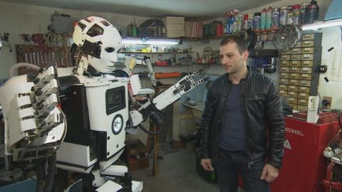 Инженер из Болгарии создал робота-гуманоида из бытовой электроники