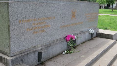 Паметникът на окупаторите бе обсипан с цветя, а паметниците на загиналите ни дядовци останаха пусти