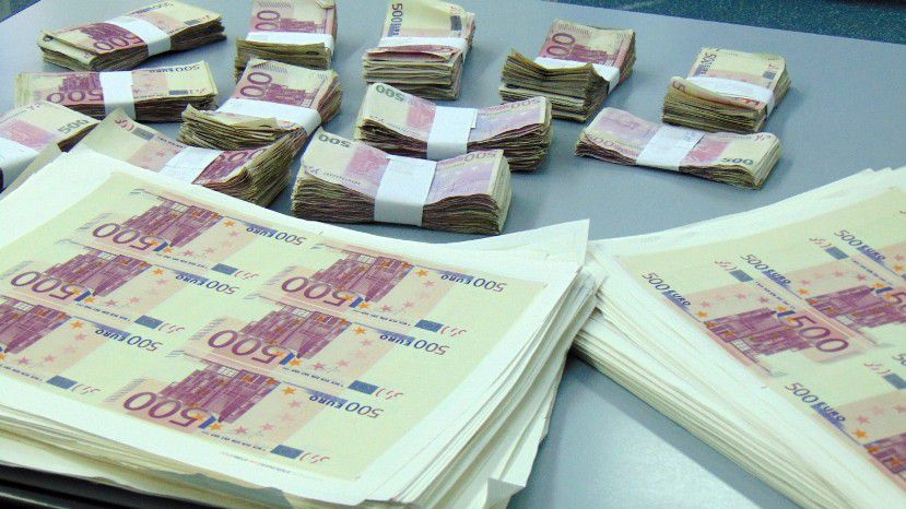 В Болгарии на дне озера найдено 12 млн. фальшивых евро