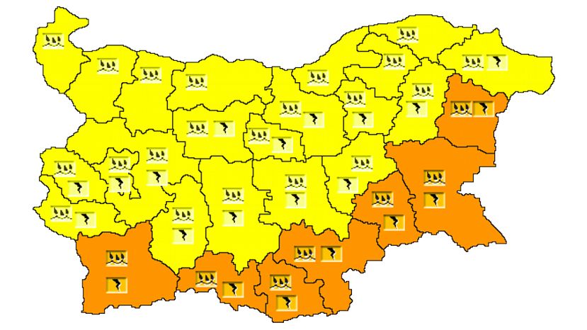 Оранжев код за обилни валежи с гръмотевици е в сила за 7 области в страната, а жълт - за 21