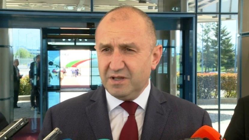 Президент Радев призвал болгарских политиков, прежде чем спасать мир, посмотреть на тысячи нуждающихся болгар