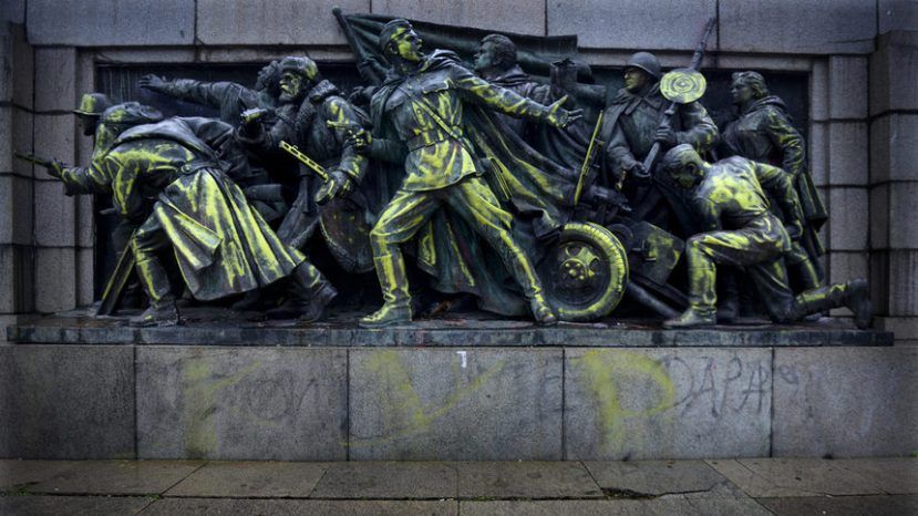 Паметникът на съветската армия в жълто