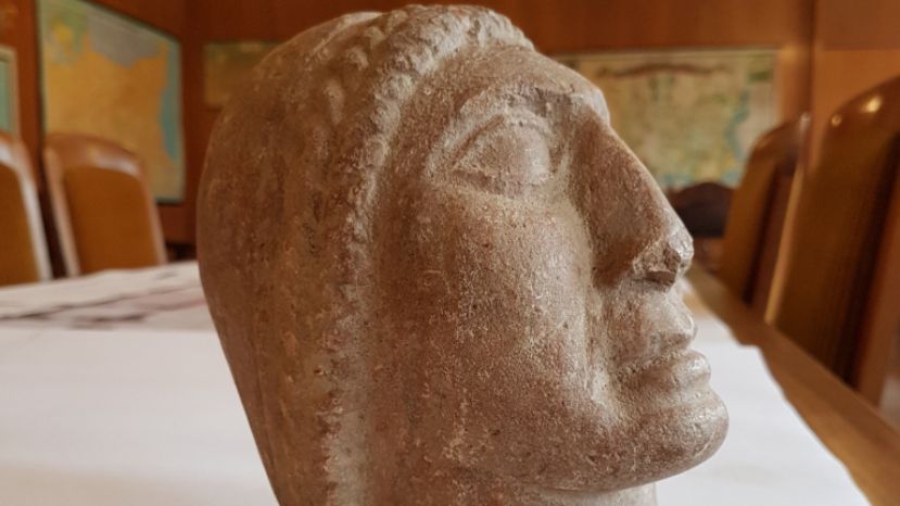 каменна глава от статуя на Аполон
