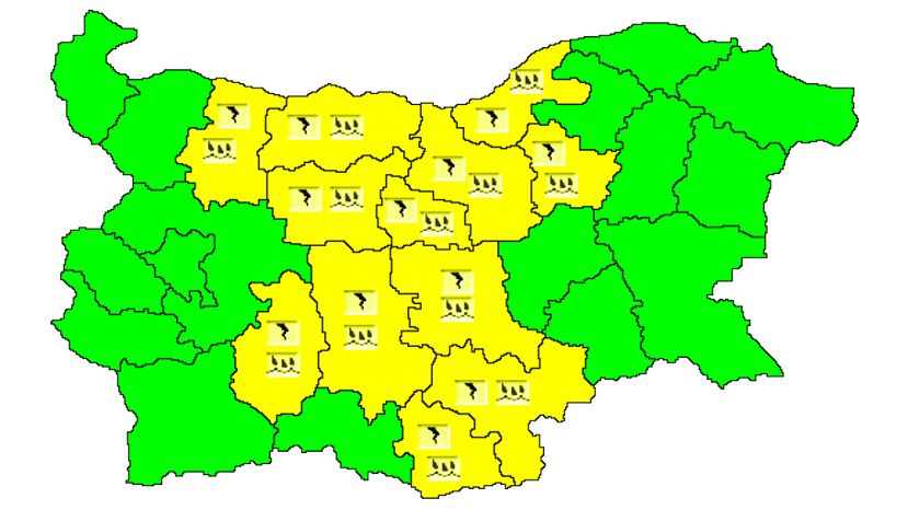 Из-за интенсивных дождей с грозами в 12 областях Болгарии объявлен «желтый» уровень опасности