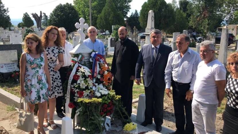 В День России в Нова Загора открыли обновленный памятник на могиле 12 русских воинов