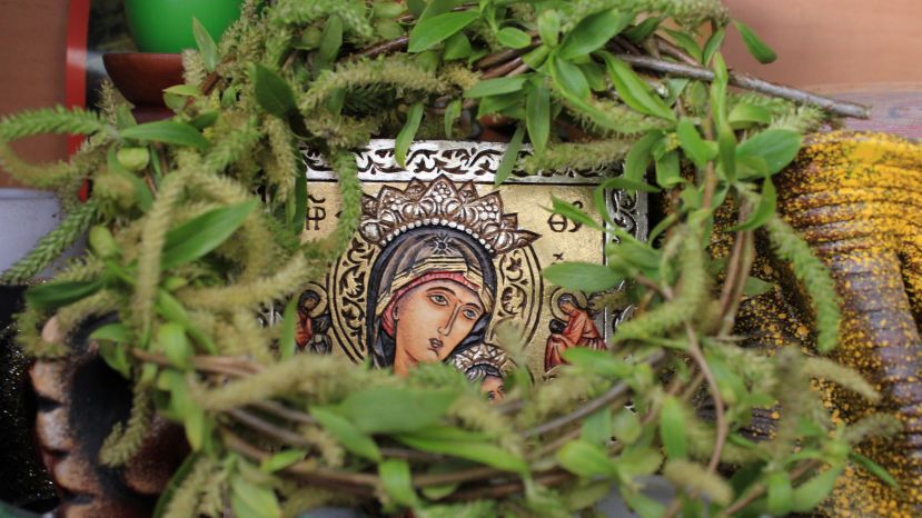 Православные христиане в Болгарии празднуют Цветницу