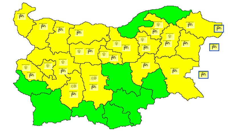Предупредителен жълт код за силен вятър и сняг за 19 области на страната