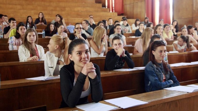 351 кандидат-студенти от български общности в чужбина са приети в родните университети