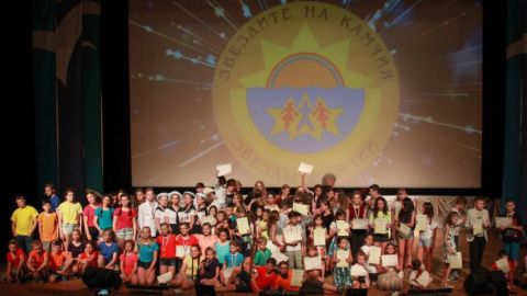 Грандиозен концерт "Звездите на Камчия" се проведе в препълнената киноконцертна зала на детския лагер "Черноморски"!