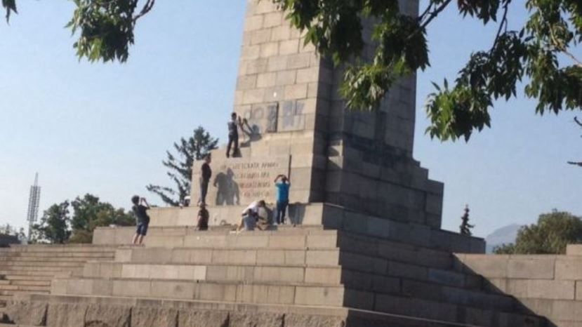 В канун 9 сентября в Болгарии вновь разрисовали памятник Советской армии